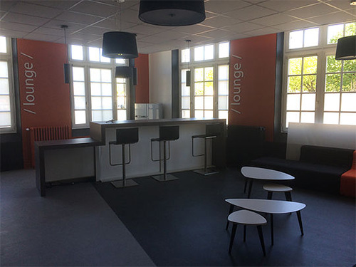 L'espace de coworking c'est 240 m² de bureaux aménagés dans un ancien collège en plein coeur du centre ville de Rochefort.  