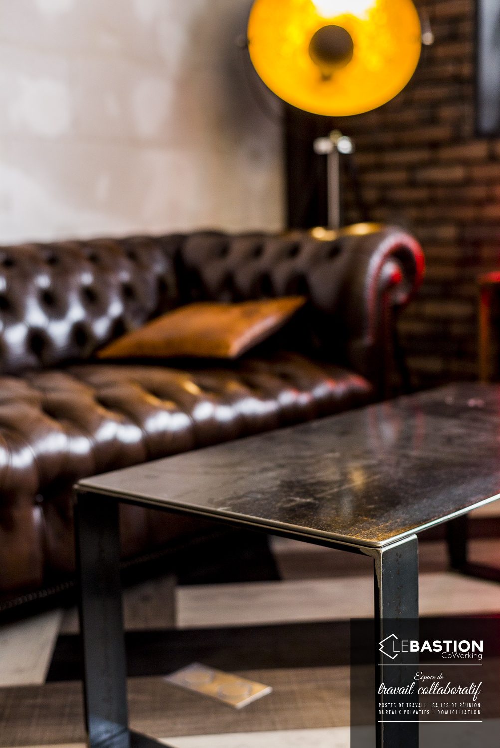 Coin rendez-vous du Bastion à La Rochelle : canapé chesterfield, table et lampe